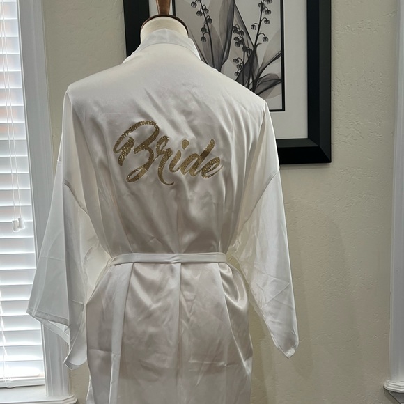 NWOT White with gold bride robe o/s - Picture 6 of 6